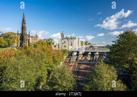 Princes Street Gardens, Waverley Station, Scott Monument, Édimbourg, Écosse, Royaume-Uni Banque D'Images