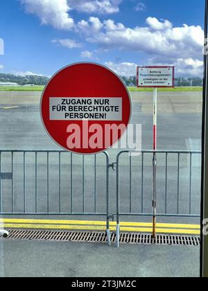 Panneau d'interdiction rond rouge sur la porte vitrée accès réservé aux personnes autorisées derrière le panneau avec avertissement Avis d'interdiction attention trafic aérien Banque D'Images