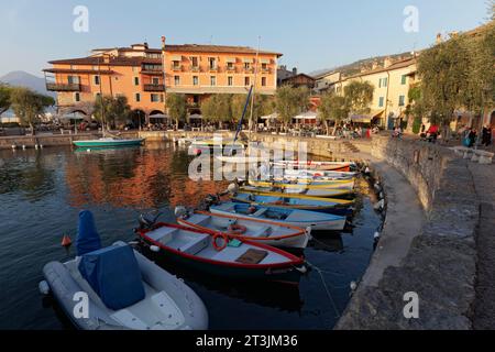 Torri del Benaco, port de bateau et Hôtel Gardesana, lumière du soir, rive est du lac de Garde, province de Vérone, Italie Banque D'Images