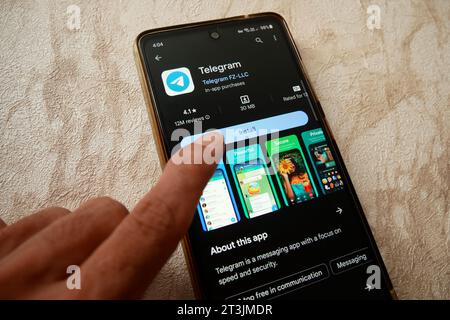 Installez l'application Telegram sur le téléphone Android. Écran de smartphone avec application Telegram installée avec fond de logo. Banque D'Images