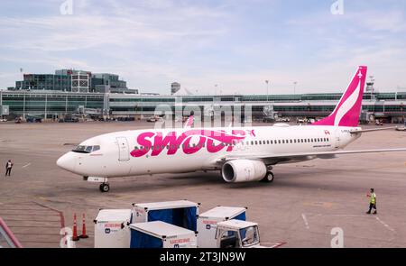 Montréal, Québec, Canada - 07 04 2022 : Boeing 737-800 avion de ligne à réaction de la compagnie Swoop stationné à l'aéroport de Montréal. Swoop est un ultra bas canadien Banque D'Images