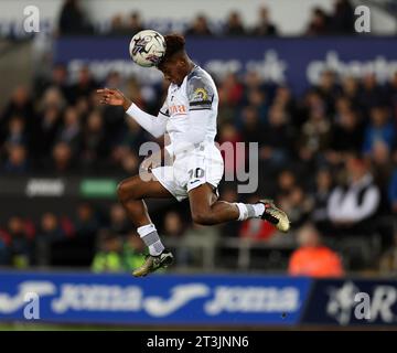 Swansea, Royaume-Uni. 24 octobre 2023. Jamal Lowe de Swansea City en action. Match de championnat EFL Skybet, Swansea City v Watford au Swansea.com Stadium à Swansea, pays de Galles, le mardi 24 octobre 2023. Cette image ne peut être utilisée qu'à des fins éditoriales. Usage éditorial uniquement, photo par Andrew Orchard/Andrew Orchard photographie sportive/Alamy Live News crédit : Andrew Orchard photographie sportive/Alamy Live News Banque D'Images