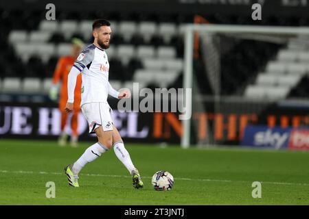 Swansea, Royaume-Uni. 24 octobre 2023. Matt Grimes de Swansea City en action. Match de championnat EFL Skybet, Swansea City v Watford au Swansea.com Stadium à Swansea, pays de Galles, le mardi 24 octobre 2023. Cette image ne peut être utilisée qu'à des fins éditoriales. Usage éditorial uniquement, photo par Andrew Orchard/Andrew Orchard photographie sportive/Alamy Live News crédit : Andrew Orchard photographie sportive/Alamy Live News Banque D'Images