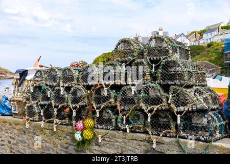 Pots de crabe homard à Port Isaac Cornwall utilisés par les pêcheurs locaux, Angleterre, Royaume-Uni, septembre 2023 Banque D'Images