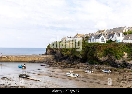 Port Isaac port et village sur la côte nord de cornwall, maison de la série télévisée Doc Martin, Angleterre, Royaume-Uni, septembre 2023 Banque D'Images