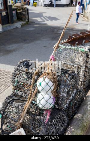 Pots de crabe homard à Port Isaac Cornwall utilisés par les pêcheurs locaux, Angleterre, Royaume-Uni, septembre 2023 Banque D'Images