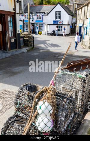 Pots de crabe homard à Port Isaac Cornwall utilisés par les pêcheurs locaux, Angleterre, Royaume-Uni, septembre 2023 Banque D'Images