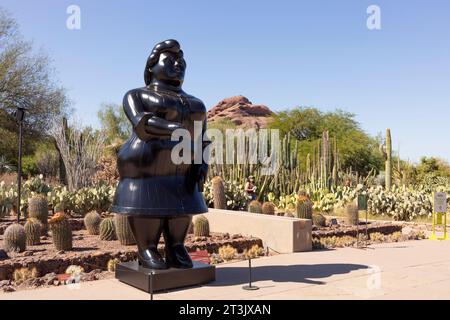 Sculpteur Fernando Botero : Dressed Woman Sculpture au jardin botanique du désert à Phoenix, Arizona : octobre, 22, 2023 États-Unis, Phoenix Banque D'Images