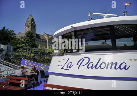Jeune couple assis sur le bateau de croisière sur le Rhin la Paloma amarré à la ville touristique de Coblence en Allemagne. Banque D'Images