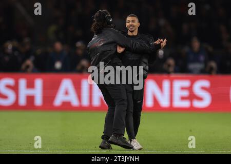 Paris, France. 25 octobre 2023. Un envahisseur de terrain est appréhendé par un membre du personnel de sécurité lors du match de l'UEFA Champions League au Parc des Princes, à Paris. Le crédit photo devrait se lire : Jonathan Moscrop/Sportimage crédit : Sportimage Ltd/Alamy Live News Banque D'Images