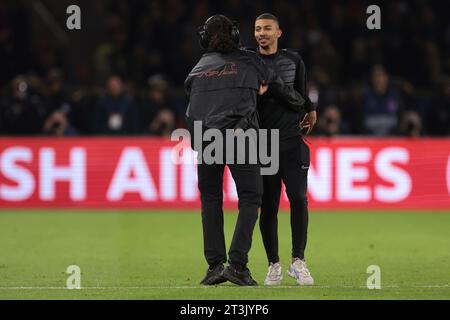 Paris, France. 25 octobre 2023. Un envahisseur de terrain est appréhendé par un membre du personnel de sécurité lors du match de l'UEFA Champions League au Parc des Princes, à Paris. Le crédit photo devrait se lire : Jonathan Moscrop/Sportimage crédit : Sportimage Ltd/Alamy Live News Banque D'Images