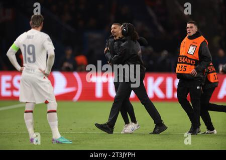 Paris, France. 25 octobre 2023. Un envahisseur de terrain est appréhendé par un membre du personnel de sécurité lors du match de l'UEFA Champions League au Parc des Princes, à Paris. Le crédit photo devrait se lire : Jonathan Moscrop/Sportimage crédit : Sportimage Ltd/Alamy Live News Banque D'Images