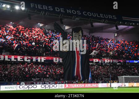 Paris, France. 25 octobre 2023. Les supporters du PSG déploient un tifo géant représentant l'acteur français Jean-Paul BELMONDO lors du match de football UEFA Champions League, Groupe F entre le Paris Saint-Germain et l'AC Milan le 25 octobre 2023 au Parc des Princes à Paris - photo Matthieu Mirville/DPPI crédit : DPPI Media/Alamy Live News Banque D'Images