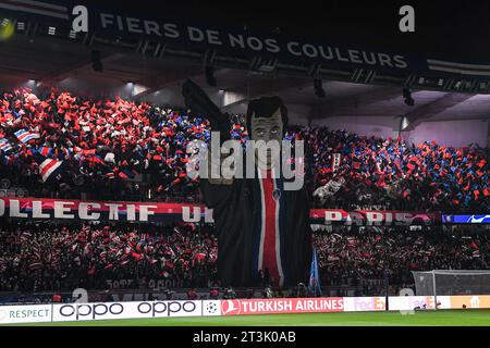 Paris, France, France. 25 octobre 2023. Les supporters du PSG déploient un tifo géant représentant l'acteur français Jean-Paul BELMONDO lors du match du groupe F de l'UEFA Champions League entre le Paris Saint-Germain et l'AC Milan au Parc des Princes Stadium le 25 octobre 2023 à Paris. (Image de crédit : © Matthieu Mirville/ZUMA Press Wire) USAGE ÉDITORIAL SEULEMENT! Non destiné à UN USAGE commercial ! Banque D'Images