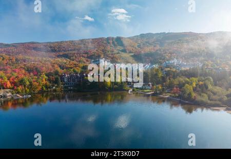 Vue aérienne du village de Mont Tremblant en automne Banque D'Images