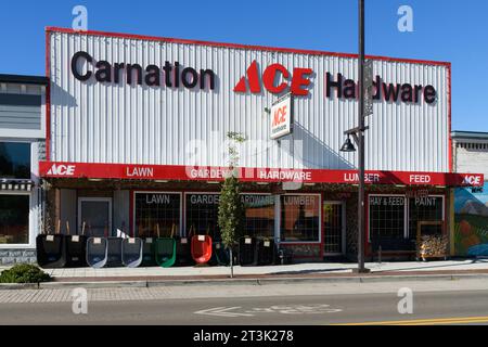 Carnation, WA, États-Unis - 18 octobre 2023 ; façade du magasin Carnation ACE Hardware dans la ville de Snoqualmie Valley avec signalisation Banque D'Images