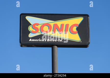 Ellensburg, WA, États-Unis - 20 octobre 2023 ; panneau surélevé Drive-In de Sonic America avec logo et emplacement inspire Brands Banque D'Images