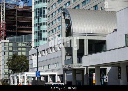 San Jose, Californie, États-Unis - 17 novembre 2021 : le soleil de l'après-midi brille sur le San Jose McEnery Convention Center. Banque D'Images