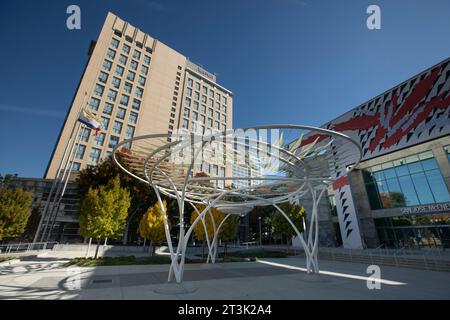 San Jose, Californie, États-Unis - 17 novembre 2021 : le soleil de l'après-midi brille sur le San Jose McEnery Convention Center. Banque D'Images