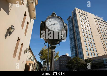 Vue de jour d'une horloge historique et horizon du centre-ville de San Jose, Californie, États-Unis. Banque D'Images