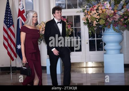 Washington, États-Unis. 25 octobre 2023. L'honorable Katherine Clark, représentante des États-Unis et M. Nathaniel Dowell arrivent pour le dîner d'État en l'honneur du Premier ministre australien Anthony Albanese à la Maison Blanche à Washington, DC, le mercredi 25 octobre 2023. Photo de Tierney Cross/UPI crédit : UPI/Alamy Live News Banque D'Images