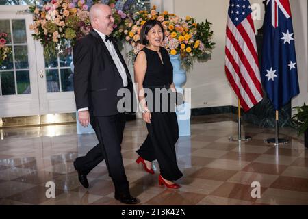 Washington, États-Unis. 11 février 2019. L'honorable Katherine C. Tai, représentante au commerce des États-Unis et M. Robert Skidmore arrivent pour le dîner d'État en l'honneur du Premier ministre australien Anthony Albanese à la Maison Blanche à Washington le 25 octobre 2023. Photo de Tierney Cross/ABACAPRESS.COM crédit : Abaca Press/Alamy Live News Banque D'Images