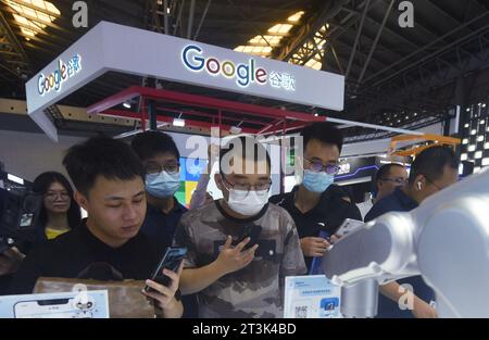 SHANGHAI, CHINE - 26 OCTOBRE 2023 - les visiteurs visitent le stand Google lors d'une exposition à Shanghai, en Chine, le 6 juillet 2023. 26 octobre 2023 nouvelles, Google Banque D'Images