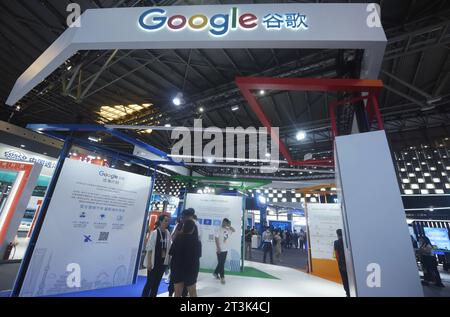 SHANGHAI, CHINE - 26 OCTOBRE 2023 - les visiteurs visitent le stand Google lors d'une exposition à Shanghai, en Chine, le 6 juillet 2023. 26 octobre 2023 nouvelles, Google Banque D'Images