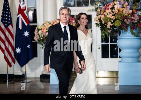 Washington, États-Unis. 11 février 2019. Le secrétaire d'État AMÉRICAIN Antony Blinken (à gauche) et son conjoint Evan Ryan arrivent pour le dîner d'État en l'honneur du Premier ministre australien Anthony Albanese à la Maison Blanche à Washington le 25 octobre 2023. Photo de Tierney Cross/Pool/Sipa USA crédit : SIPA USA/Alamy Live News Banque D'Images