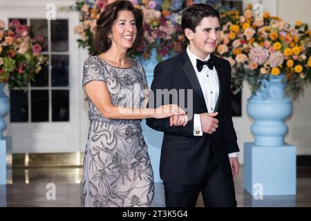 Washington, États-Unis. 11 février 2019. La secrétaire au Commerce Gina Raimondo et Tommy Moffit arrivent pour le dîner d'État en l'honneur du Premier ministre australien Anthony Albanese à la Maison Blanche à Washington le 25 octobre 2023. Photo de Tierney Cross/Pool/Sipa USA crédit : SIPA USA/Alamy Live News Banque D'Images