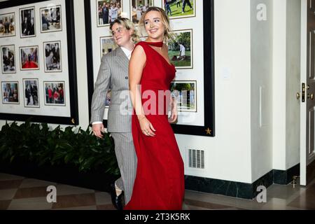 Washington, États-Unis. 11 février 2019. Mme Finnegan Biden et Mme Maisy Biden arrivent pour le dîner d'État en l'honneur du Premier ministre australien Anthony Albanese à la Maison Blanche à Washington le 25 octobre 2023. Photo de Tierney Cross/Pool/Sipa USA crédit : SIPA USA/Alamy Live News Banque D'Images