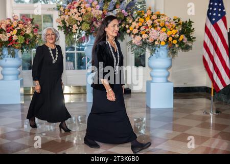 Washington, États-Unis. 25 octobre 2023. L'honorable Debra Haaland, Secrétaire de l'intérieur, Département de l'intérieur des États-Unis et Mme Aleta Suazo arrivent pour le dîner d'État en l'honneur du Premier ministre australien Anthony Albanese à la Maison Blanche à Washington, DC le mercredi 25 octobre 2023. Photo de Tierney Cross/UPI crédit : UPI/Alamy Live News Banque D'Images