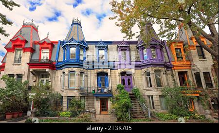 Montréal, QC, Canada - October14ème, 2023 : Architecture victorienne et façade colorée des maisons du Square St Louis à Montréal Banque D'Images