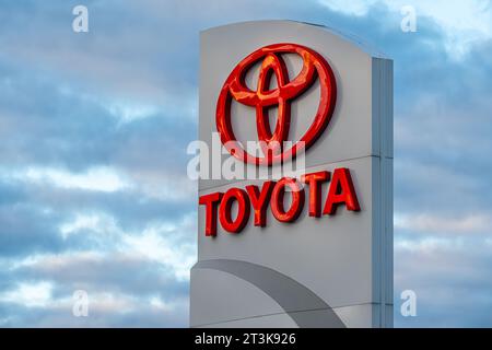 Signe de concessionnaire automobile Toyota au lever du soleil à Lilburn, Géorgie, juste à l'est d'Atlanta. (ÉTATS-UNIS) Banque D'Images