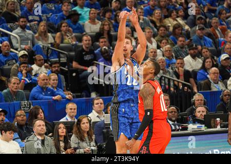 Orlando, Floride, États-Unis, 25 octobre 2023, Franz Wagner #22, attaquant Magic d'Orlando, tire un trois au Amway Center. (Crédit photo : Marty Jean-Louis/Alamy Live News Banque D'Images