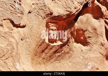 Sculptures anciennes sur des rochers dans le désert de Jordanie Wadi Rum. Banque D'Images