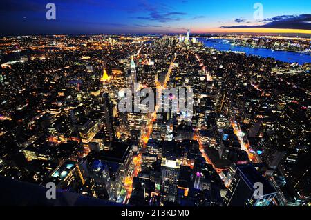 Vue nocturne sur Manhattan, New York, USA Banque D'Images