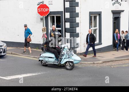 Clitheroe Lancashire accueille le rallye Ribble Valley Scooter, scooter illustré avec side-car dans Castle Street, Lancashire, Angleterre, Royaume-Uni, 2023 Banque D'Images