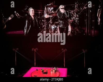 Las Vegas, États-Unis. 25 octobre 2023. LAS VEGAS, NEVADA - 25 OCTOBRE : Bono, The Edge, Adam Clayton et Bram van den Berg de U2 jouent lors de U2 : Achtung Baby Live à Sphere le 25 octobre 2023 à Las Vegas, Nevada. Photo : Amiee Stubbs/imageSPACE crédit : Imagespace/Alamy Live News Banque D'Images