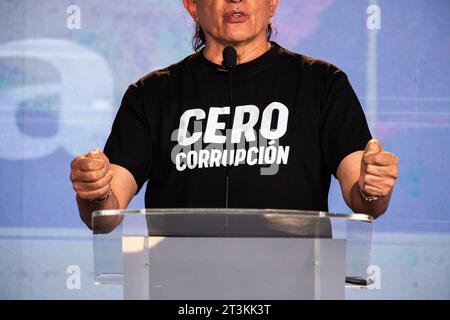 Bogota, Colombie. 25 octobre 2023. Gustavo Bolivar, candidat du parti politique 'Pacto Historico', participe au dernier débat des candidats avant les élections régionales colombiennes du 25 octobre 2023. Photo par : Sebastian Barros/long Visual Press crédit : long Visual Press/Alamy Live News Banque D'Images