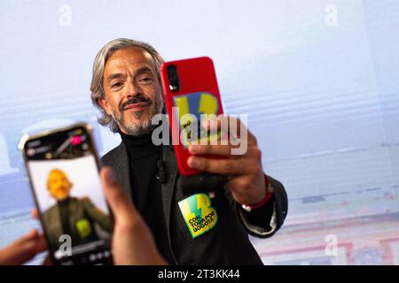 Bogota, Colombie. 25 octobre 2023. Le candidat indépendant Juan Daniel Oviedo participe au dernier débat des candidats avant les élections régionales colombiennes du 25 octobre 2023. Photo par : Sebastian Barros/long Visual Press crédit : long Visual Press/Alamy Live News Banque D'Images