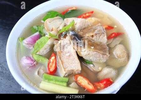 Tom Yam Pla Joke ou Soldier River Barb soupe épicée le poisson local du Mékong dans le restaurant Ubon Ratchathani, Thaïlande Banque D'Images