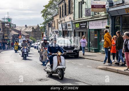 Rallye scooter, le club de scooter de la vallée de Ribble se réunit à Clitheroe Lancashire pour un événement de rallye de 3 jours, Angleterre, Royaume-Uni, septembre 2023, mods portant des costumes Banque D'Images