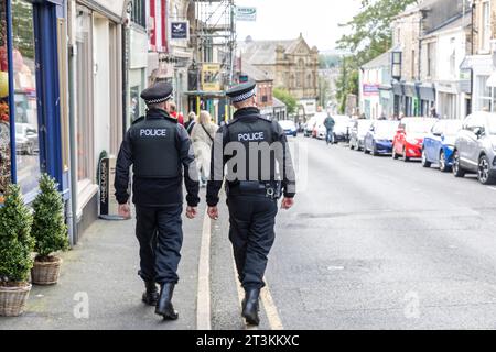 Policiers britanniques marchant sur le rythme dans le centre-ville de Clitheroe Lancashire pendant le rallye de scooter de la vallée de Ribble, Angleterre, Royaume-Uni, 2023 Banque D'Images