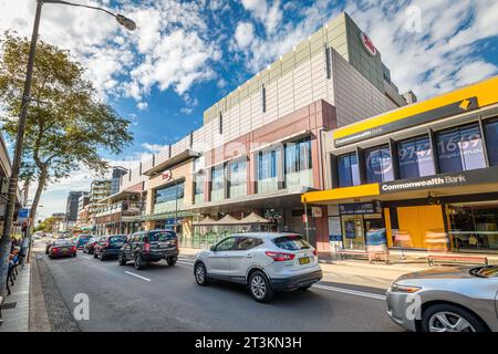 Sydney, Australie – 22 avril 2021 : image grand angle de Burwood Road, du centre commercial Westfield Burwood et de la succursale de la Commonwealth Bank à Burwoo Banque D'Images