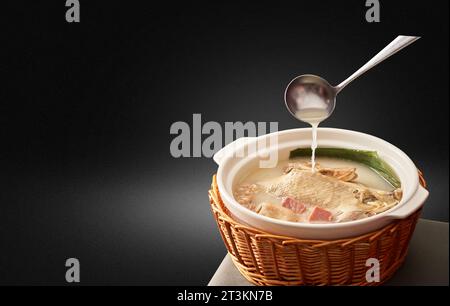 Bouillon de canard de Muscovy à double ébullition avec pousses de bambou et jambon Jinhua，le vieux pot de canard de fée，une cuisine traditionnelle du Sichuan Banque D'Images
