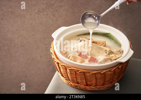 Bouillon de canard de Muscovy à double ébullition avec pousses de bambou et jambon Jinhua，le vieux pot de canard de fée，une cuisine traditionnelle du Sichuan Banque D'Images