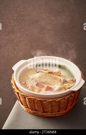 Bouillon de canard de Muscovy à double ébullition avec pousses de bambou et jambon Jinhua，le vieux pot de canard de fée，une cuisine traditionnelle du Sichuan Banque D'Images
