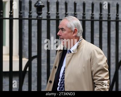 Londres, Royaume-Uni, le 25 octobre 2023, l'ancien procureur général Geoffrey Cox arrive au No 10 Downing avant l'hebdomadaire questions du Premier ministre au Parlement. Banque D'Images