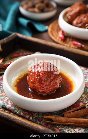 Boule de porc braisée en sauce brune avec riz, boulettes de viande Lion's Head Banque D'Images